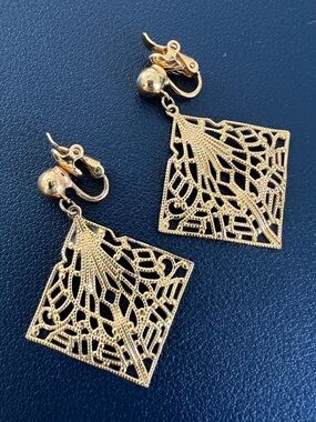 Trifari TM Gold Tone Open Filigree Diamond-Shape Drop Dangle Clip on Earrings